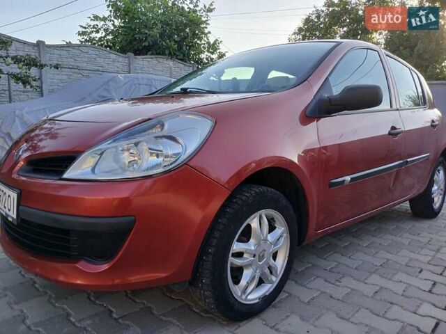 Красный Рено Клио, объемом двигателя 1.15 л и пробегом 190 тыс. км за 3800 $, фото 5 на Automoto.ua