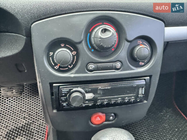 Красный Рено Клио, объемом двигателя 1.6 л и пробегом 212 тыс. км за 4800 $, фото 12 на Automoto.ua