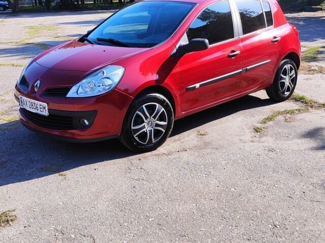 Красный Рено Клио, объемом двигателя 1.1 л и пробегом 106 тыс. км за 5100 $, фото 2 на Automoto.ua