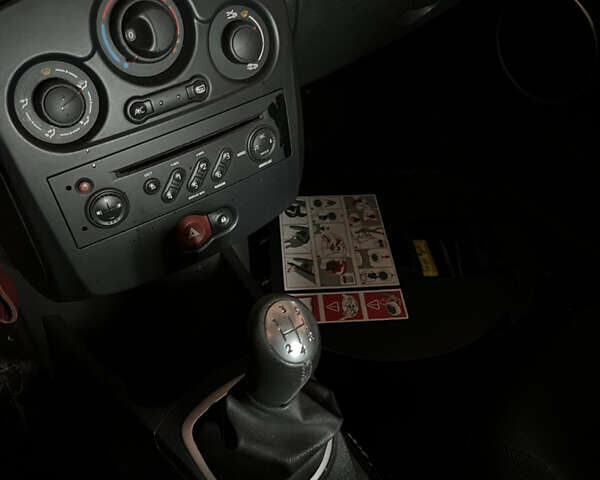 Красный Рено Клио, объемом двигателя 1.15 л и пробегом 92 тыс. км за 2000 $, фото 19 на Automoto.ua