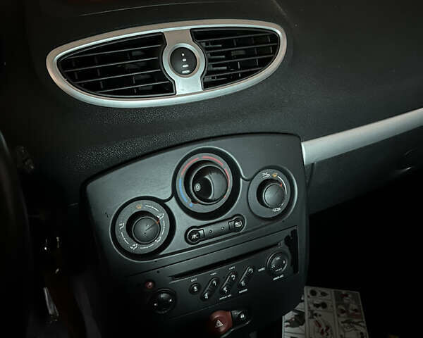 Красный Рено Клио, объемом двигателя 1.15 л и пробегом 92 тыс. км за 2000 $, фото 18 на Automoto.ua