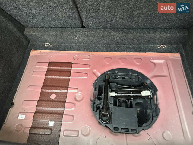 Красный Рено Клио, объемом двигателя 1.2 л и пробегом 212 тыс. км за 3950 $, фото 9 на Automoto.ua