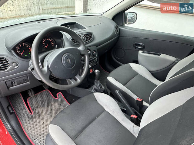 Красный Рено Клио, объемом двигателя 1.2 л и пробегом 212 тыс. км за 3950 $, фото 7 на Automoto.ua