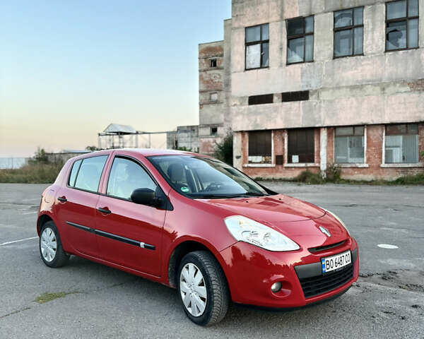 Красный Рено Клио, объемом двигателя 1.2 л и пробегом 199 тыс. км за 4700 $, фото 3 на Automoto.ua