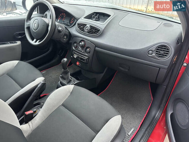 Красный Рено Клио, объемом двигателя 1.2 л и пробегом 212 тыс. км за 3950 $, фото 11 на Automoto.ua