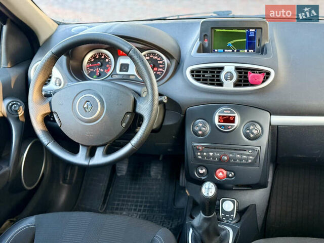 Красный Рено Клио, объемом двигателя 1.2 л и пробегом 209 тыс. км за 6900 $, фото 50 на Automoto.ua