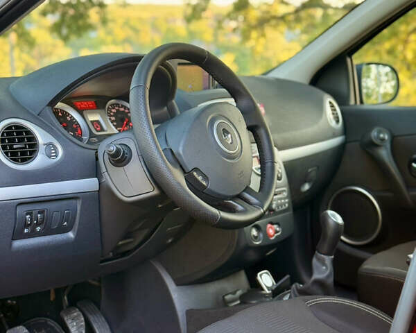 Красный Рено Клио, объемом двигателя 1.2 л и пробегом 209 тыс. км за 6900 $, фото 35 на Automoto.ua