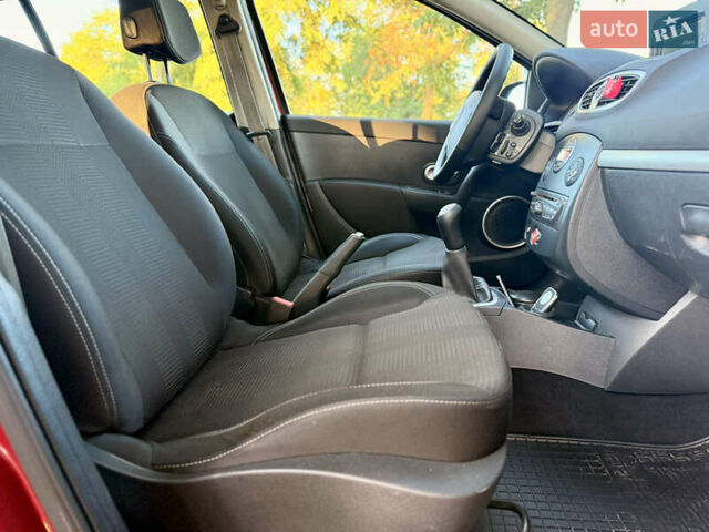 Красный Рено Клио, объемом двигателя 1.2 л и пробегом 209 тыс. км за 6900 $, фото 27 на Automoto.ua