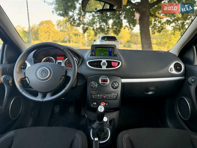 Красный Рено Клио, объемом двигателя 1.2 л и пробегом 209 тыс. км за 6900 $, фото 47 на Automoto.ua
