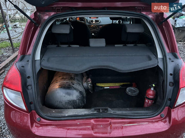 Красный Рено Клио, объемом двигателя 1.2 л и пробегом 221 тыс. км за 4500 $, фото 6 на Automoto.ua