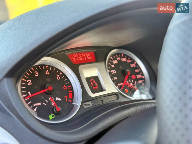 Красный Рено Клио, объемом двигателя 1.2 л и пробегом 209 тыс. км за 6900 $, фото 39 на Automoto.ua