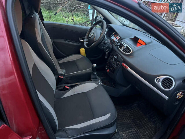 Красный Рено Клио, объемом двигателя 1.2 л и пробегом 221 тыс. км за 4500 $, фото 7 на Automoto.ua