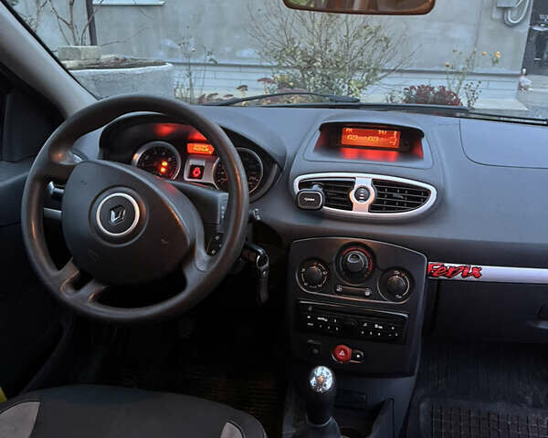 Красный Рено Клио, объемом двигателя 1.2 л и пробегом 221 тыс. км за 4500 $, фото 9 на Automoto.ua