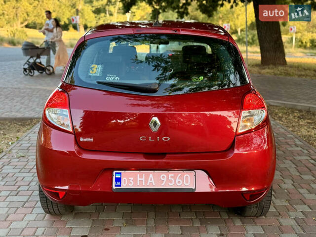 Красный Рено Клио, объемом двигателя 1.2 л и пробегом 209 тыс. км за 6900 $, фото 17 на Automoto.ua