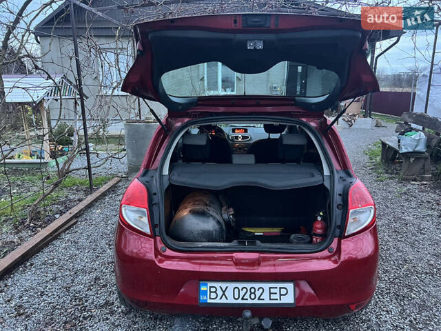 Красный Рено Клио, объемом двигателя 1.2 л и пробегом 221 тыс. км за 4500 $, фото 5 на Automoto.ua