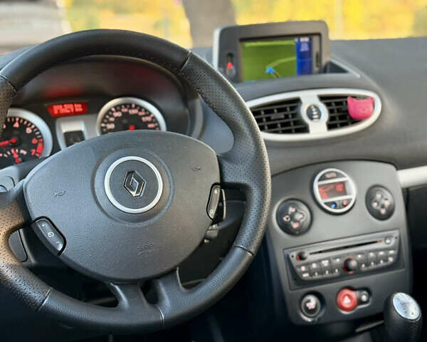 Красный Рено Клио, объемом двигателя 1.2 л и пробегом 209 тыс. км за 6900 $, фото 41 на Automoto.ua