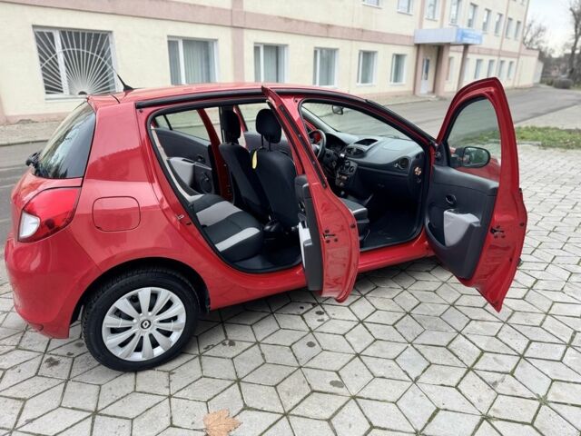 Красный Рено Клио, объемом двигателя 1.2 л и пробегом 289 тыс. км за 2199 $, фото 11 на Automoto.ua