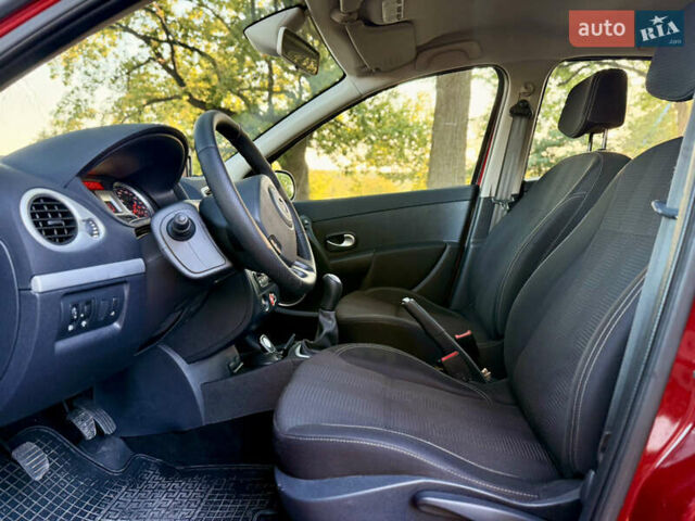 Красный Рено Клио, объемом двигателя 1.2 л и пробегом 209 тыс. км за 6900 $, фото 38 на Automoto.ua