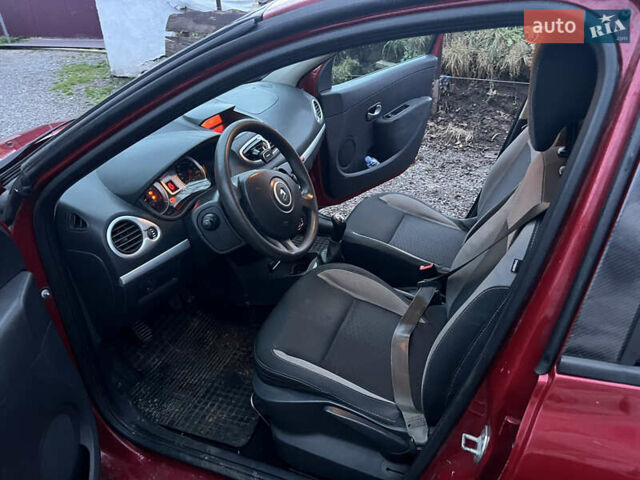 Красный Рено Клио, объемом двигателя 1.2 л и пробегом 221 тыс. км за 4500 $, фото 13 на Automoto.ua