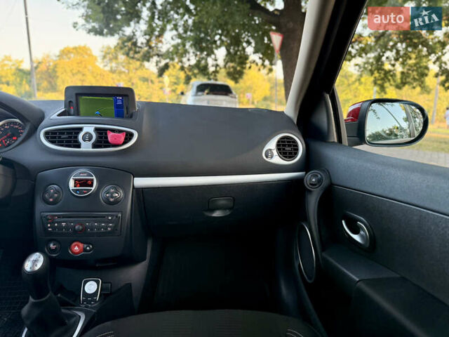 Красный Рено Клио, объемом двигателя 1.2 л и пробегом 209 тыс. км за 6900 $, фото 49 на Automoto.ua