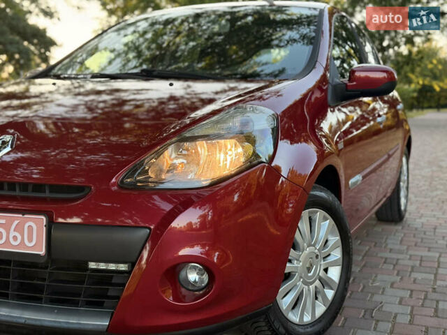 Красный Рено Клио, объемом двигателя 1.2 л и пробегом 209 тыс. км за 6900 $, фото 2 на Automoto.ua