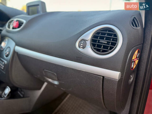 Красный Рено Клио, объемом двигателя 1.2 л и пробегом 209 тыс. км за 6900 $, фото 30 на Automoto.ua