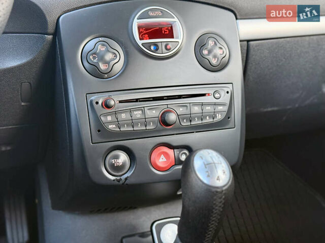 Красный Рено Клио, объемом двигателя 1.2 л и пробегом 209 тыс. км за 6900 $, фото 52 на Automoto.ua