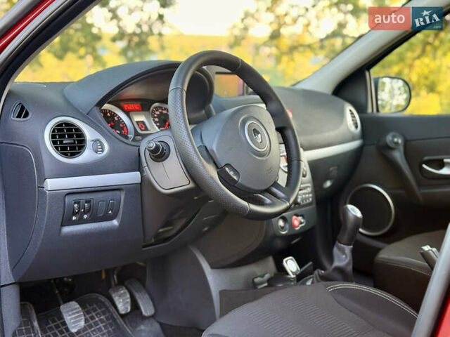 Красный Рено Клио, объемом двигателя 1.2 л и пробегом 209 тыс. км за 6900 $, фото 36 на Automoto.ua