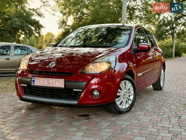 Красный Рено Клио, объемом двигателя 1.2 л и пробегом 209 тыс. км за 6900 $, фото 1 на Automoto.ua