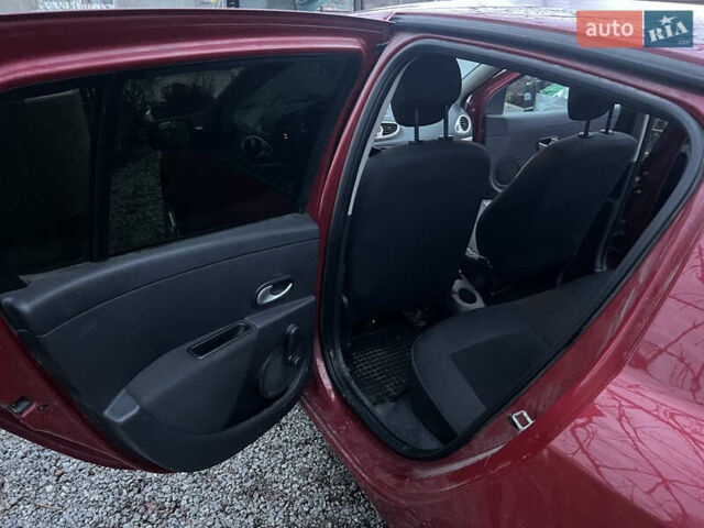 Красный Рено Клио, объемом двигателя 1.2 л и пробегом 221 тыс. км за 4500 $, фото 11 на Automoto.ua