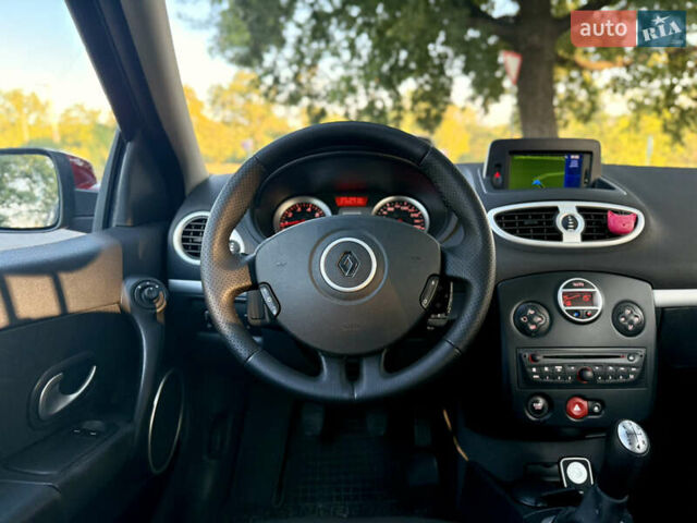 Красный Рено Клио, объемом двигателя 1.2 л и пробегом 209 тыс. км за 6900 $, фото 48 на Automoto.ua
