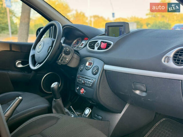 Красный Рено Клио, объемом двигателя 1.2 л и пробегом 209 тыс. км за 6900 $, фото 26 на Automoto.ua