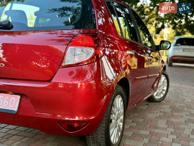 Красный Рено Клио, объемом двигателя 1.2 л и пробегом 209 тыс. км за 6900 $, фото 14 на Automoto.ua