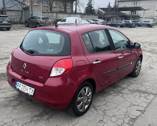 Красный Рено Клио, объемом двигателя 1.5 л и пробегом 329 тыс. км за 5300 $, фото 2 на Automoto.ua