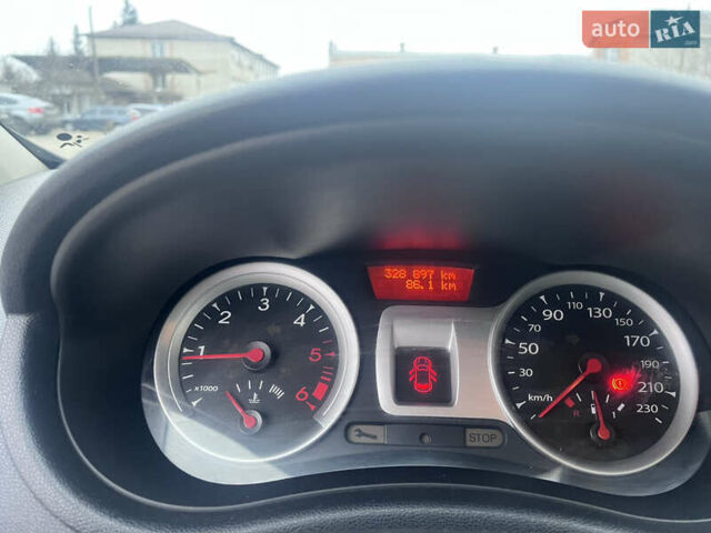 Красный Рено Клио, объемом двигателя 1.5 л и пробегом 329 тыс. км за 5300 $, фото 9 на Automoto.ua