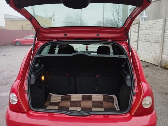 Красный Рено Клио, объемом двигателя 1.1 л и пробегом 159 тыс. км за 4250 $, фото 5 на Automoto.ua