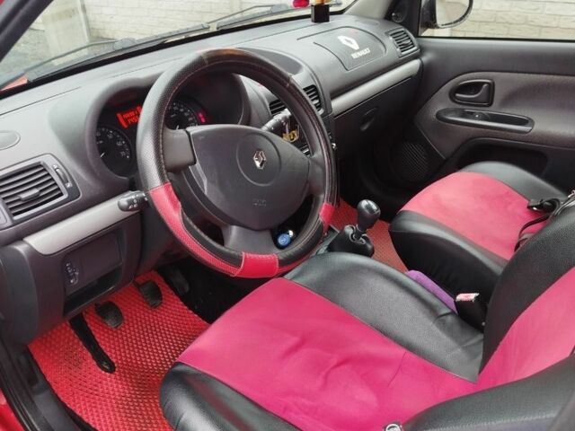 Красный Рено Клио, объемом двигателя 1.1 л и пробегом 159 тыс. км за 4250 $, фото 6 на Automoto.ua