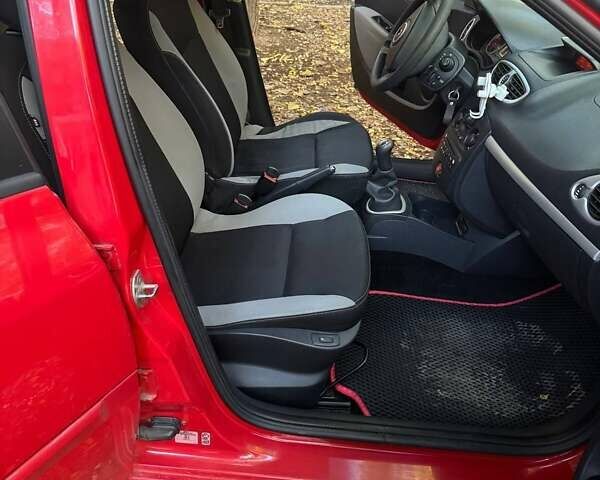 Красный Рено Клио, объемом двигателя 1.46 л и пробегом 218 тыс. км за 5999 $, фото 9 на Automoto.ua