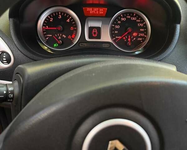 Красный Рено Клио, объемом двигателя 1.46 л и пробегом 218 тыс. км за 5999 $, фото 3 на Automoto.ua