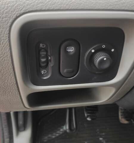 Рено Клио 2005 в Новый Роздол на Automoto.ua Красный Рено Клио, объемом двигателя 1.39 л и пробегом 201 тыс. км за 3100 $, фото 16 на Automoto.ua