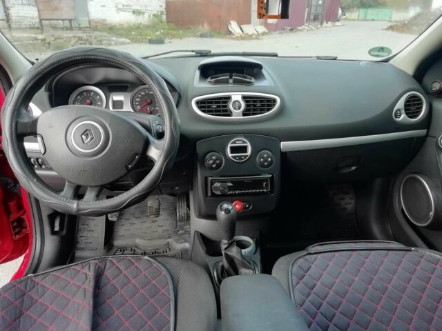 Красный Рено Клио, объемом двигателя 1.1 л и пробегом 202 тыс. км за 4900 $, фото 17 на Automoto.ua