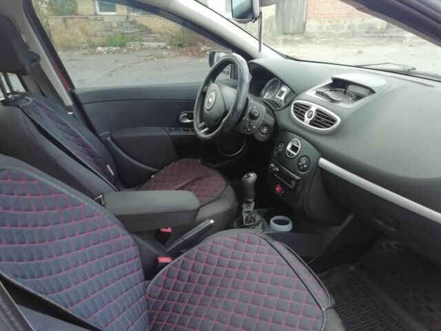 Красный Рено Клио, объемом двигателя 1.1 л и пробегом 202 тыс. км за 4900 $, фото 20 на Automoto.ua