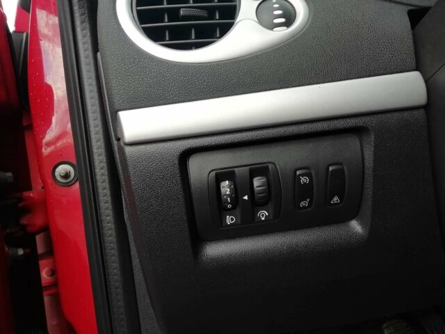 Красный Рено Клио, объемом двигателя 1.1 л и пробегом 202 тыс. км за 4900 $, фото 11 на Automoto.ua