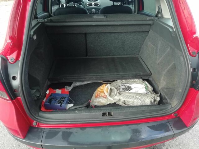 Красный Рено Клио, объемом двигателя 1.1 л и пробегом 202 тыс. км за 4900 $, фото 22 на Automoto.ua