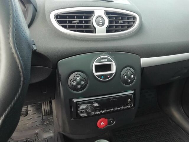 Красный Рено Клио, объемом двигателя 1.1 л и пробегом 202 тыс. км за 4900 $, фото 13 на Automoto.ua