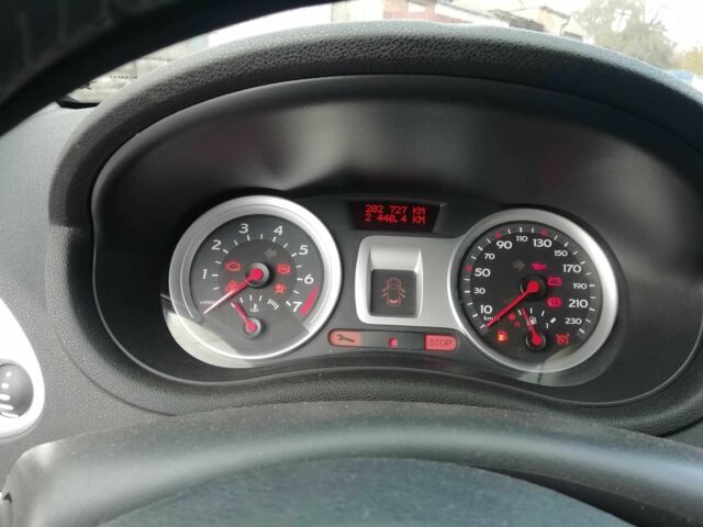 Красный Рено Клио, объемом двигателя 1.1 л и пробегом 202 тыс. км за 4900 $, фото 14 на Automoto.ua