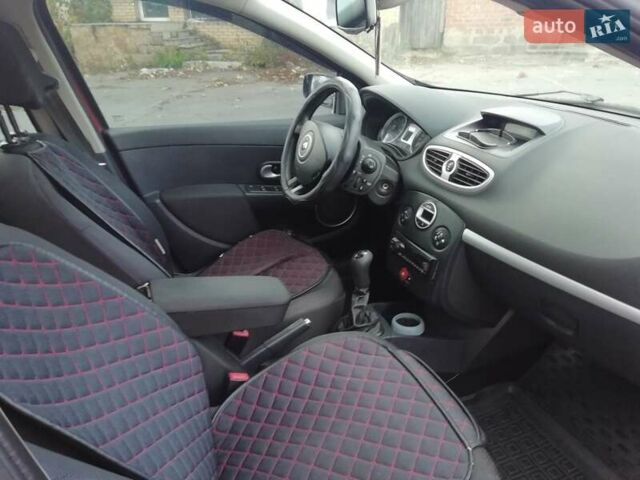 Красный Рено Клио, объемом двигателя 1.15 л и пробегом 202 тыс. км за 4900 $, фото 40 на Automoto.ua