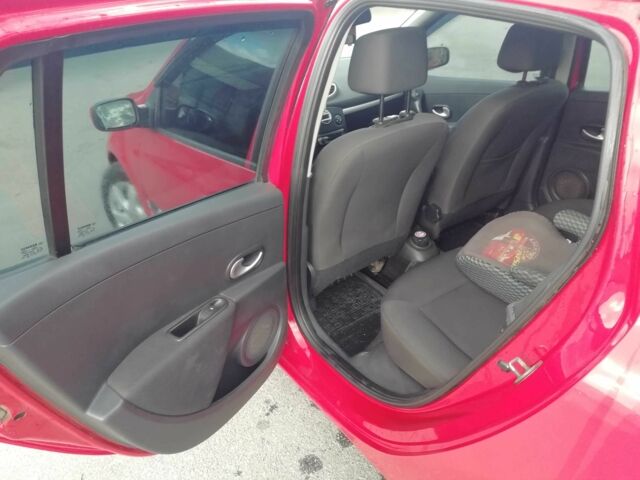 Красный Рено Клио, объемом двигателя 1.1 л и пробегом 202 тыс. км за 4900 $, фото 19 на Automoto.ua