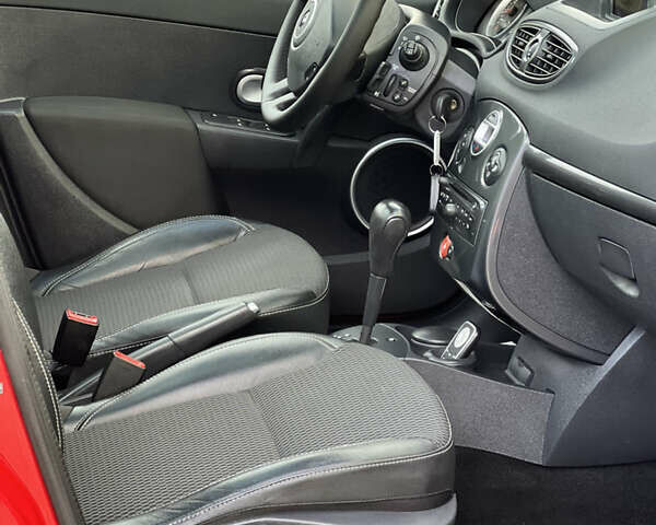 Красный Рено Клио, объемом двигателя 1.6 л и пробегом 240 тыс. км за 6999 $, фото 27 на Automoto.ua