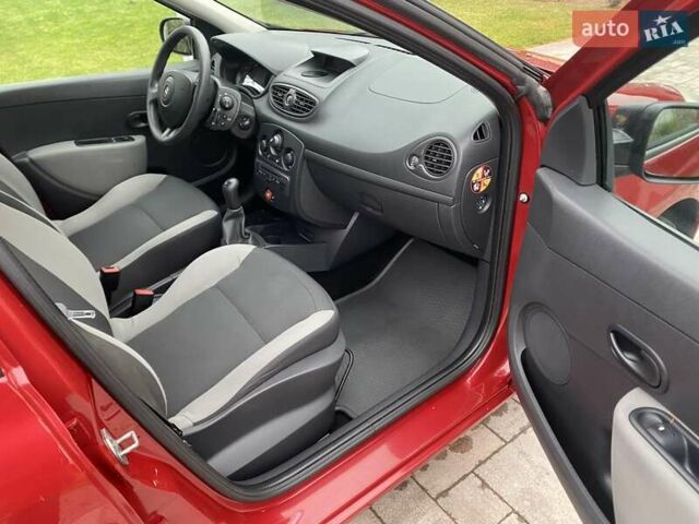 Красный Рено Клио, объемом двигателя 1.5 л и пробегом 230 тыс. км за 5950 $, фото 17 на Automoto.ua